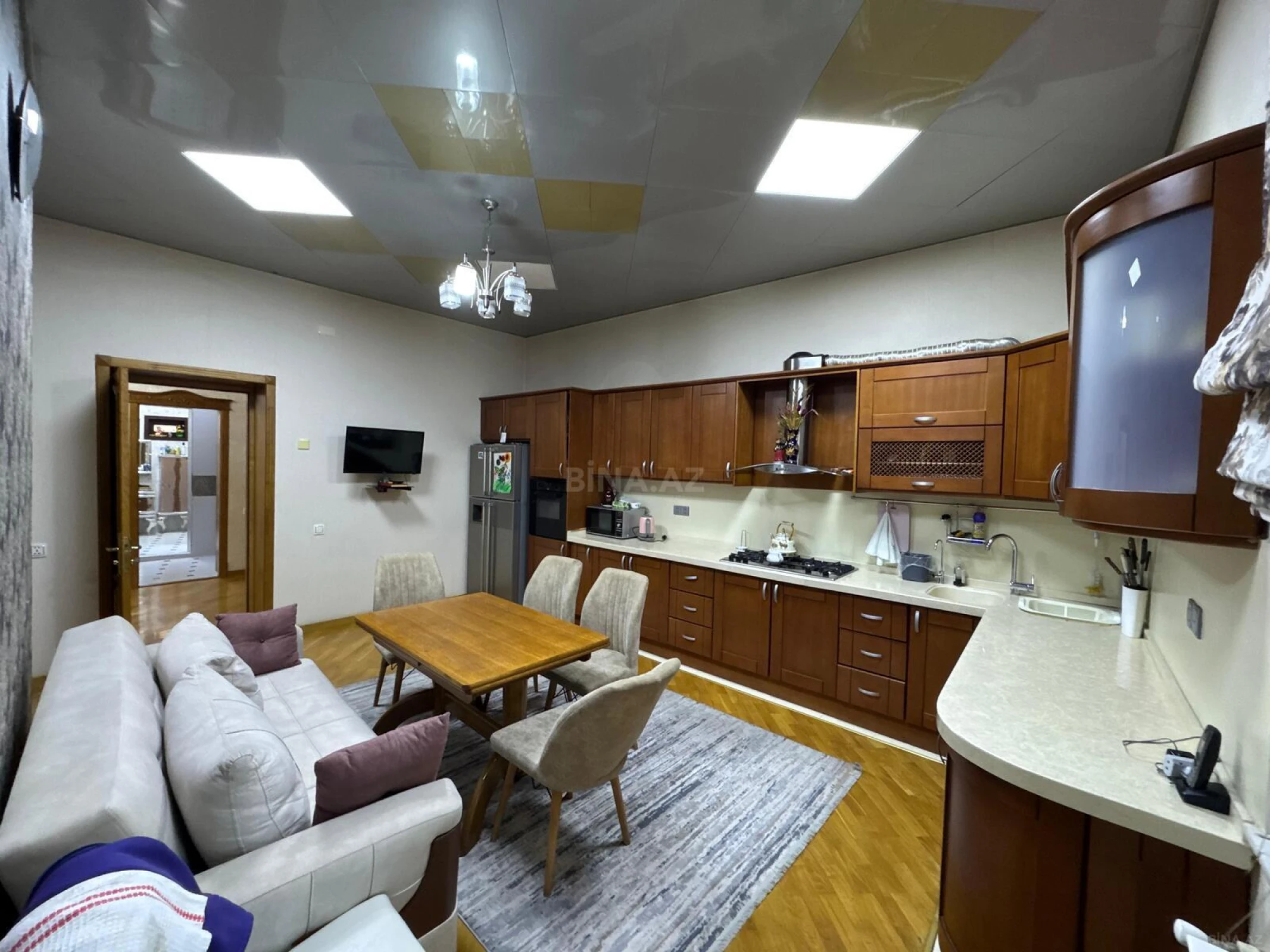 Satılır 9 otaqlı həyət evi 800 m²