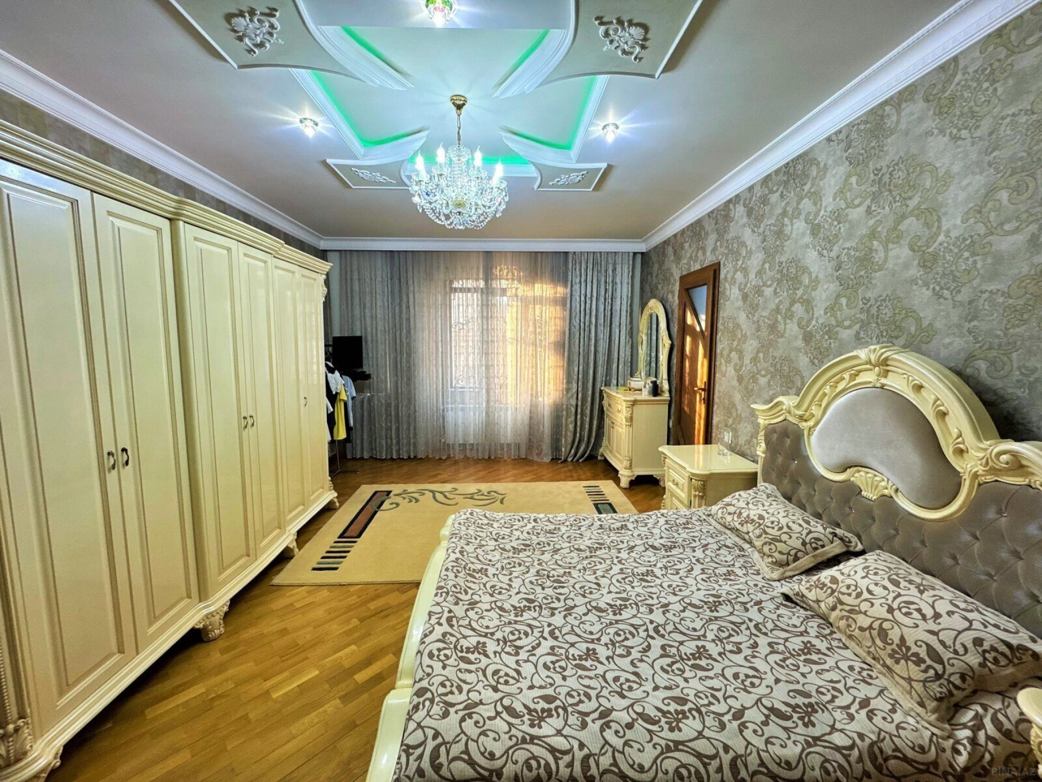 Satılır 9 otaqlı həyət evi 800 m²
