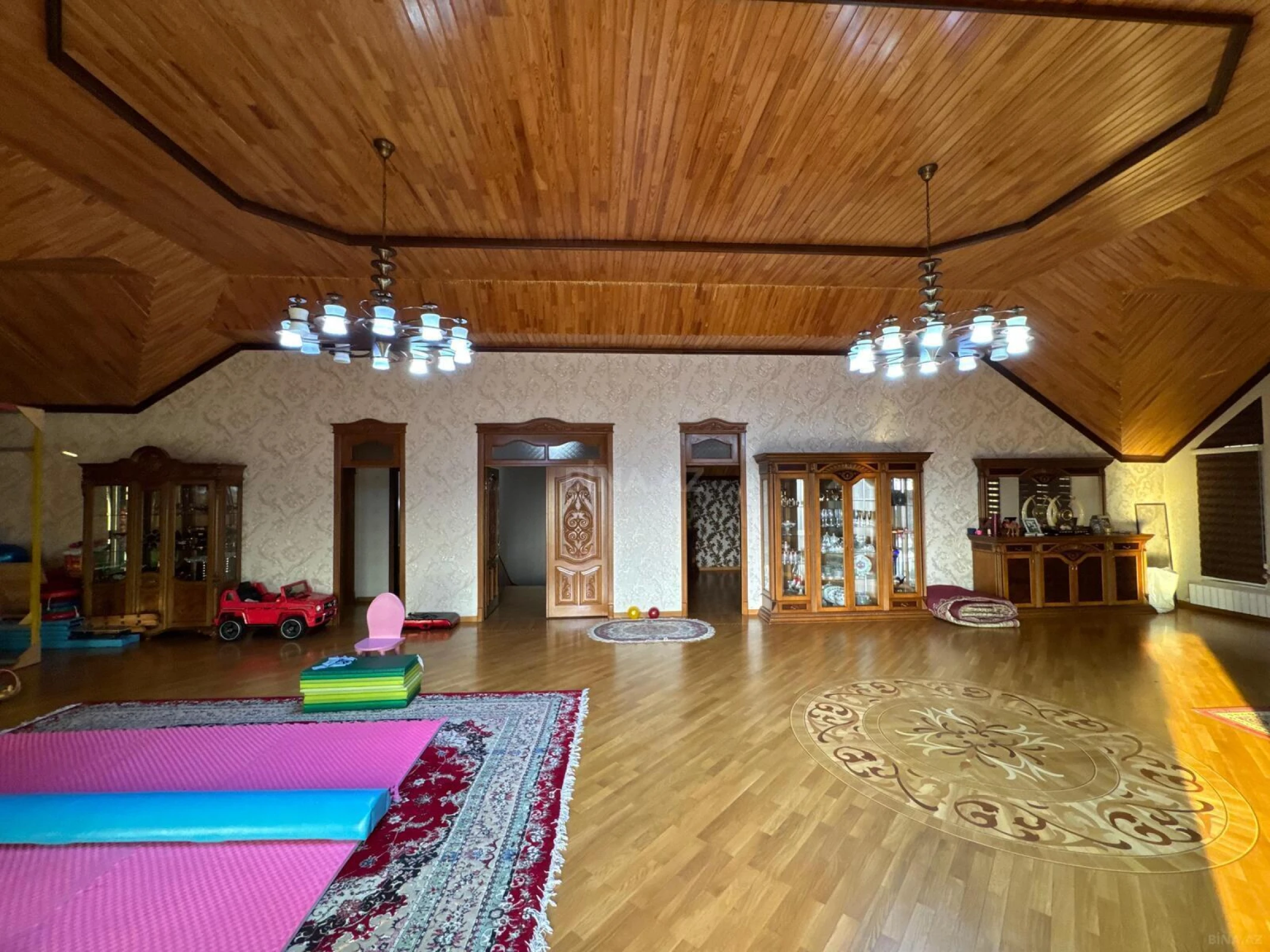 Satılır 9 otaqlı həyət evi 800 m²