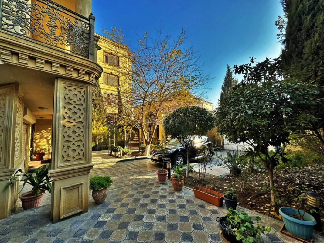 Satılır 9 otaqlı həyət evi 800 m²