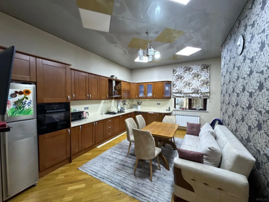 Satılır 9 otaqlı həyət evi 800 m²
