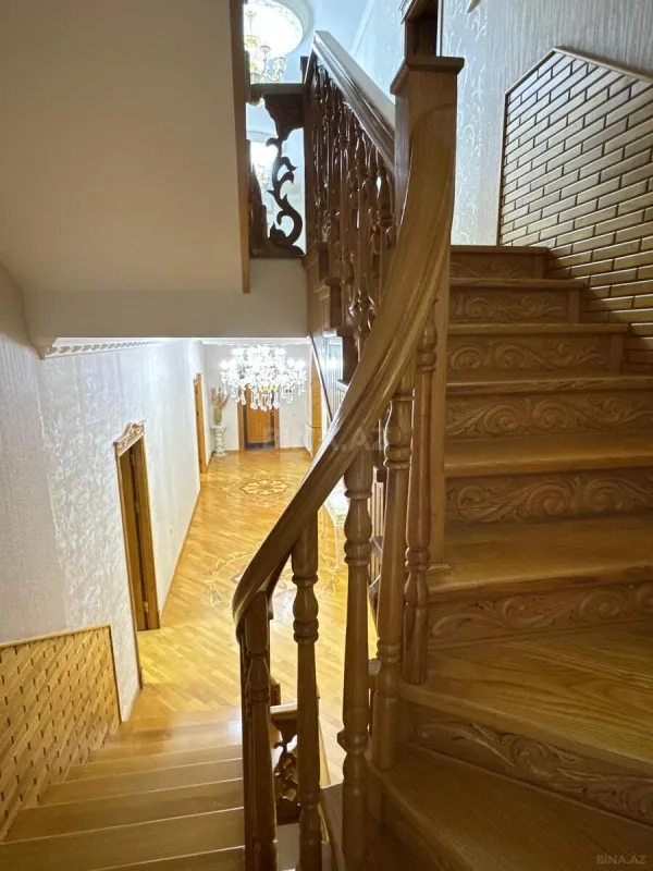 Satılır 9 otaqlı həyət evi 800 m²