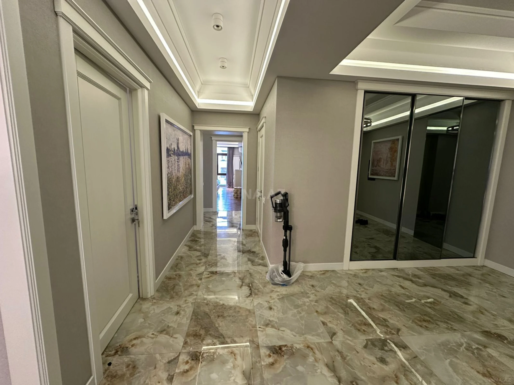 Satılır 4 otaqlı mənzil 224 m²