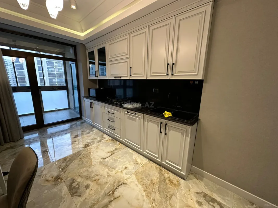 Satılır 4 otaqlı mənzil 224 m²