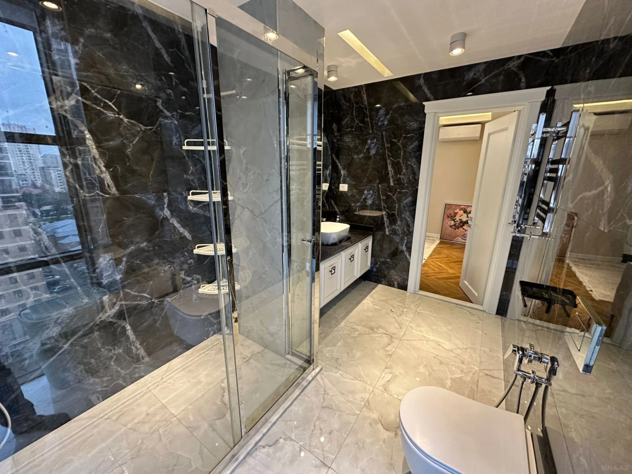 Satılır 4 otaqlı mənzil 224 m²