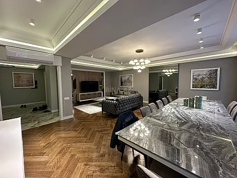 Satılır 4 otaqlı mənzil 224 m²