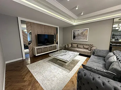 Satılır 4 otaqlı mənzil 224 m²