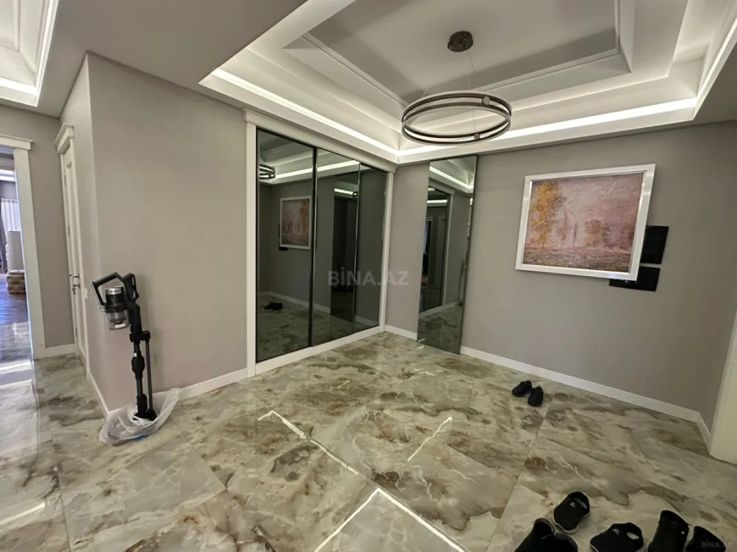 Satılır 4 otaqlı mənzil 224 m²