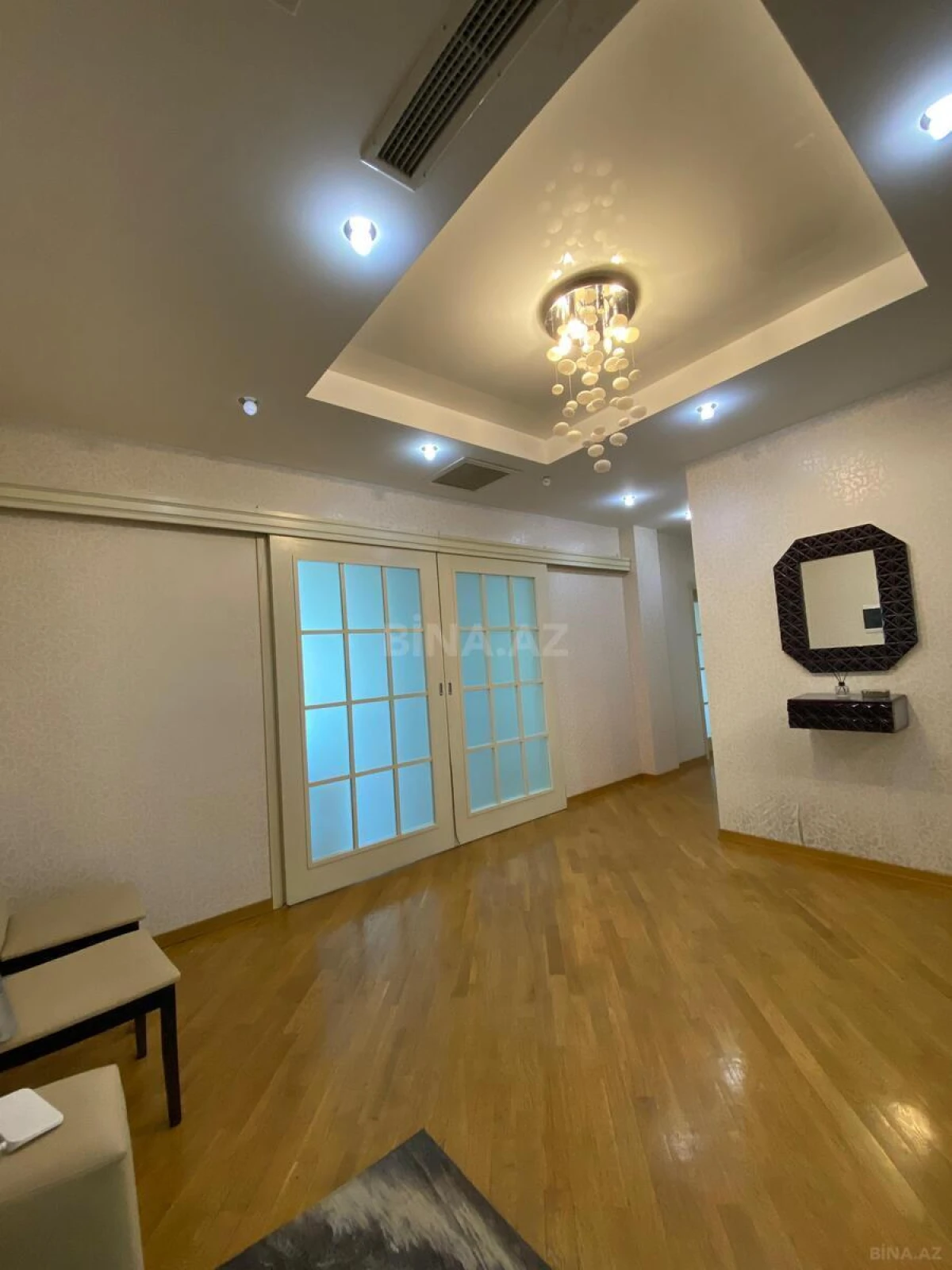 Kirayə verilir 3 otaqlı mənzil 180 m²