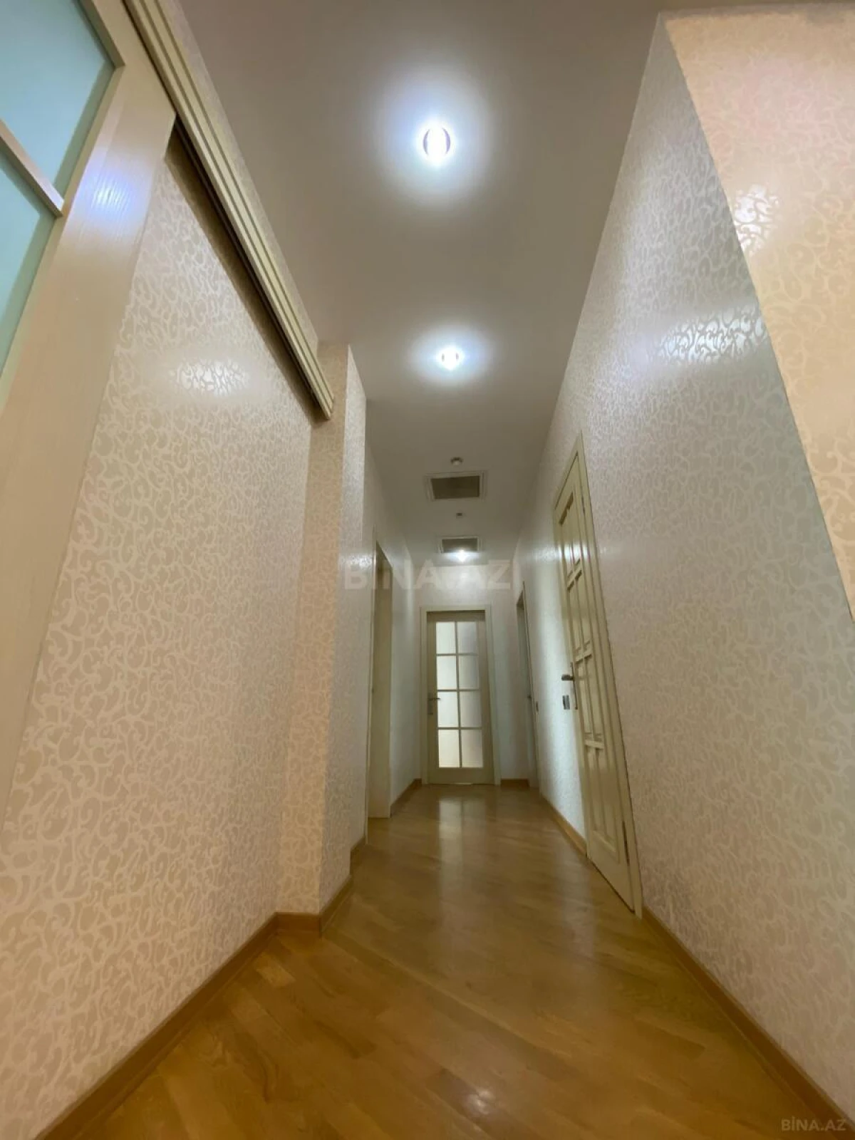 Kirayə verilir 3 otaqlı mənzil 180 m²
