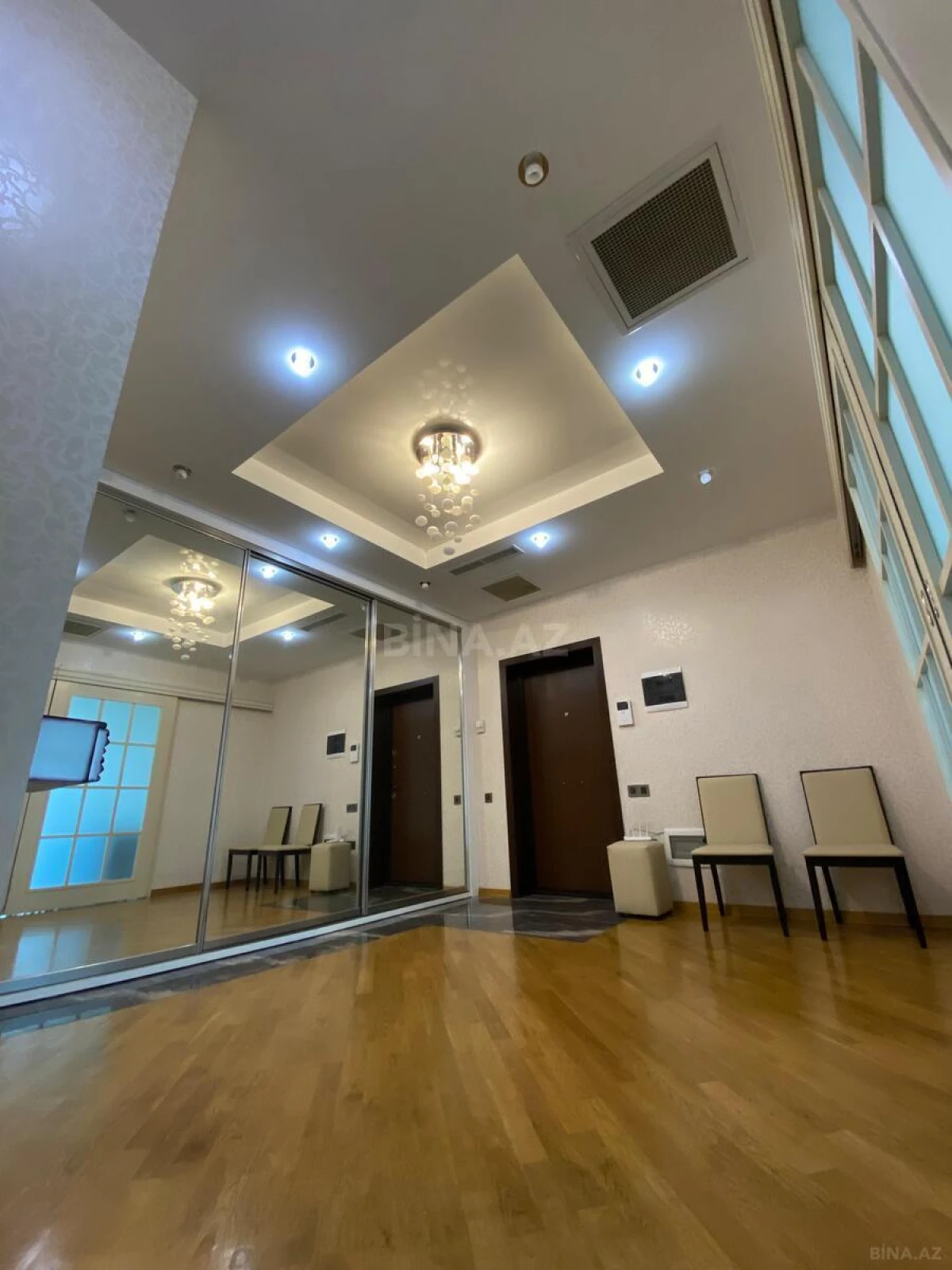 Kirayə verilir 3 otaqlı mənzil 180 m²