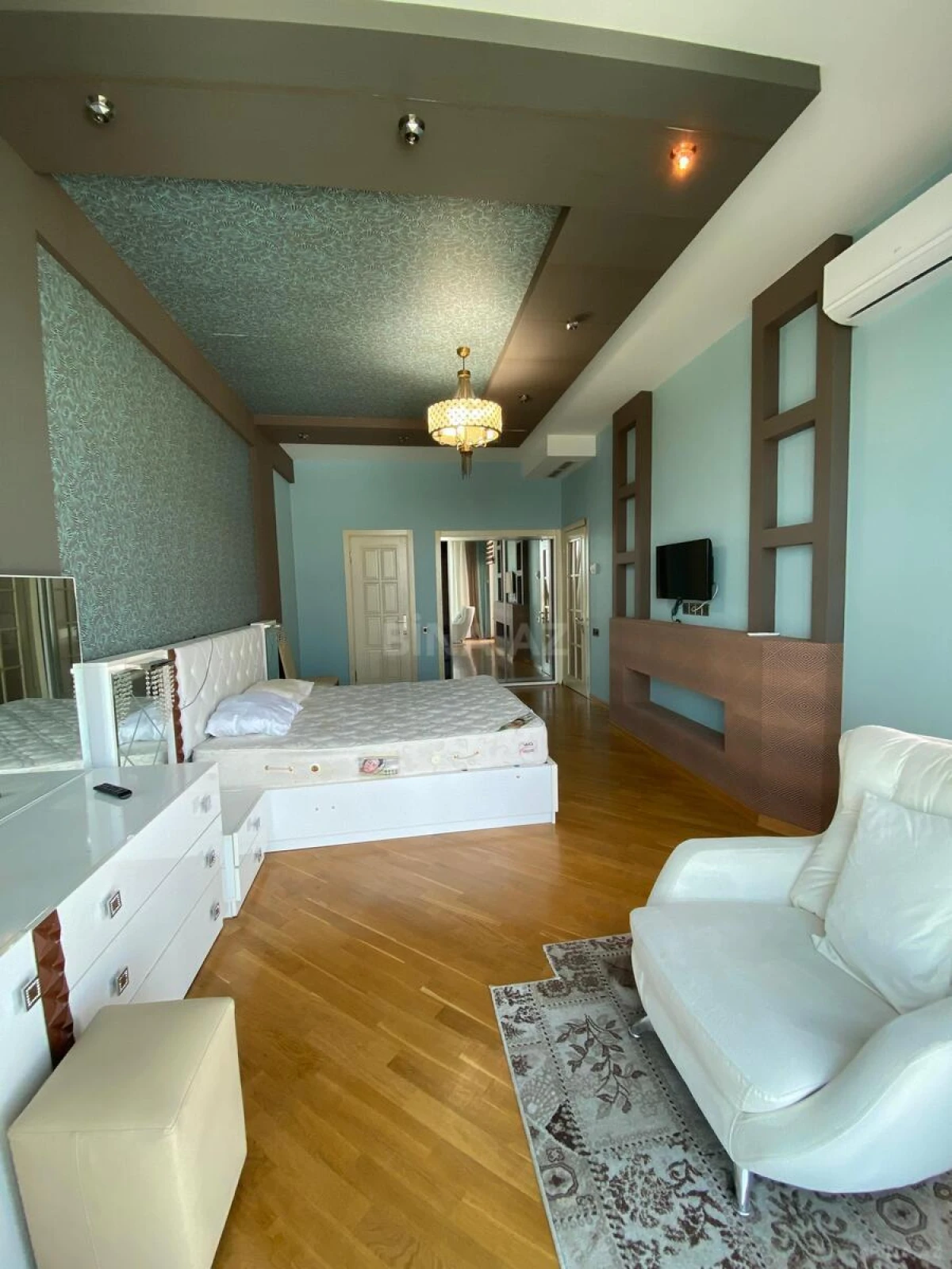 Kirayə verilir 3 otaqlı mənzil 180 m²