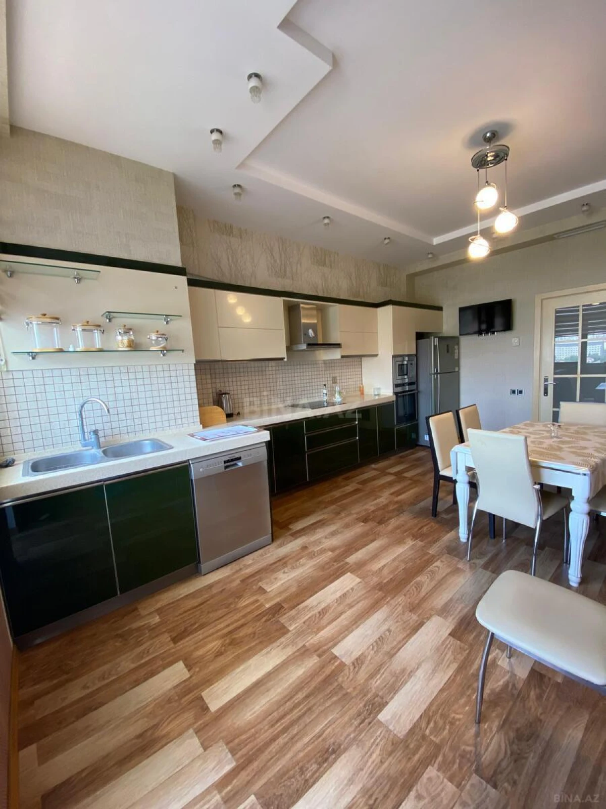 Kirayə verilir 3 otaqlı mənzil 180 m²