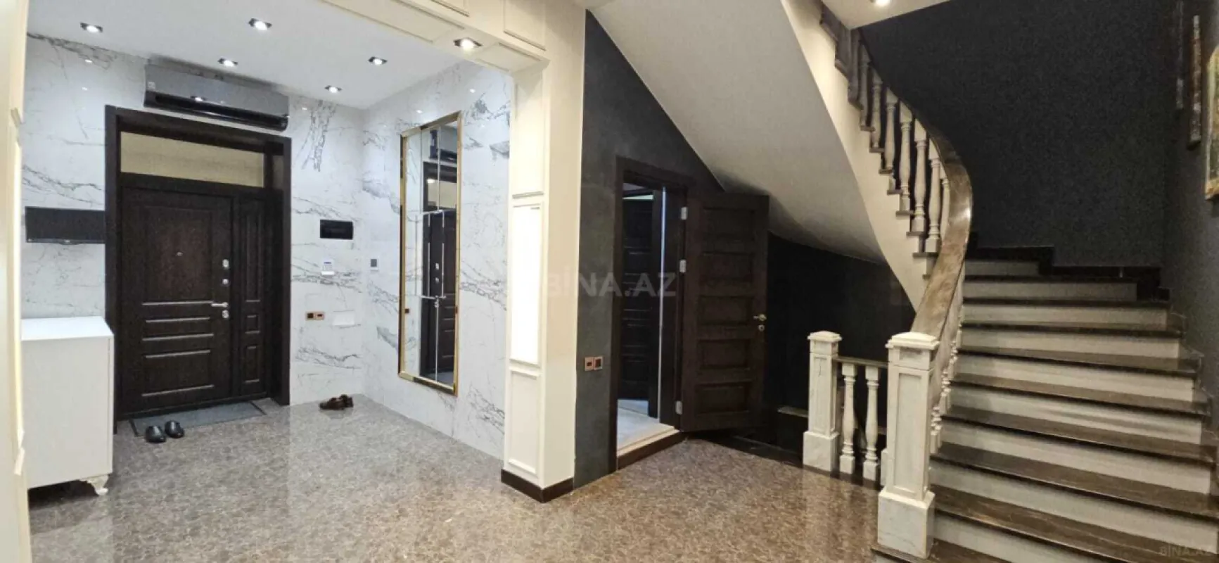Satılır 5 otaqlı həyət evi 350 m²