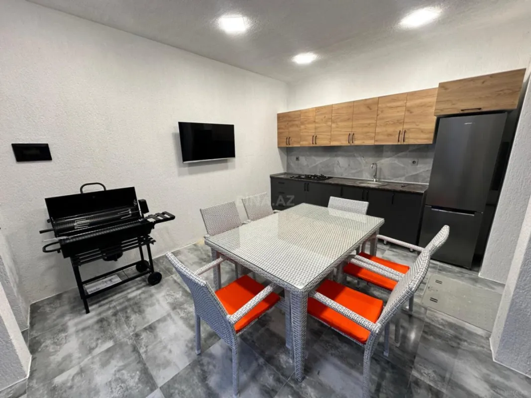 Satılır 4 otaqlı həyət evi 240 m²