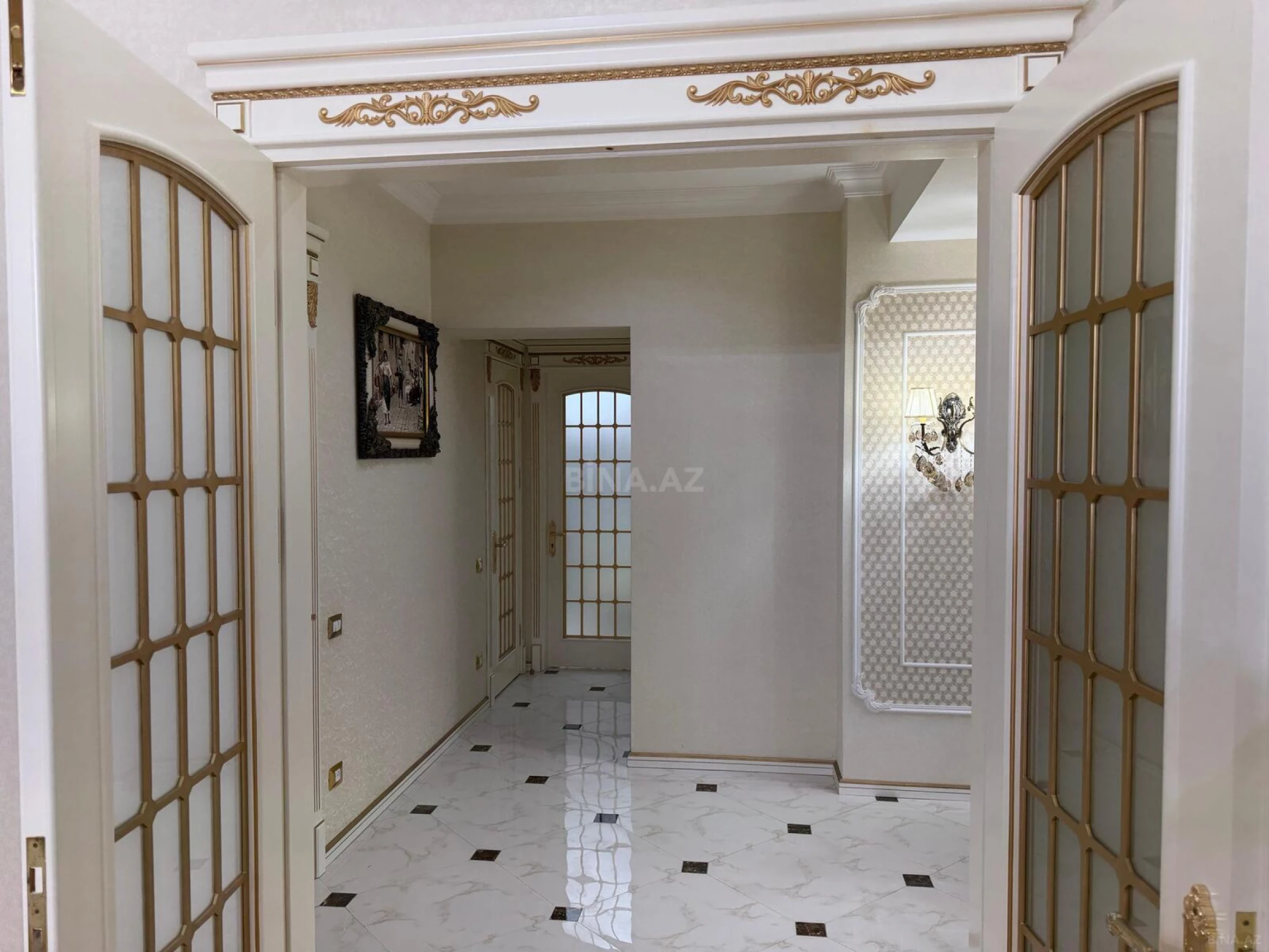 Satılır 4 otaqlı mənzil 180 m²