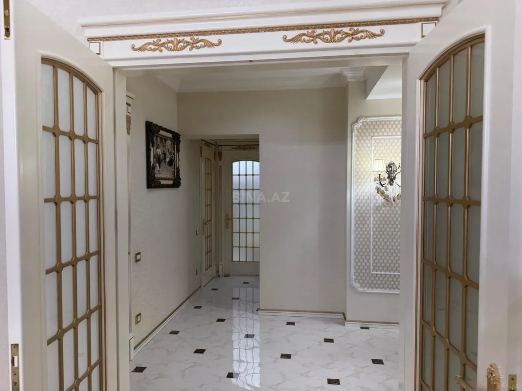 Satılır 4 otaqlı mənzil 180 m²