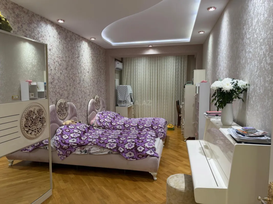 Satılır 4 otaqlı mənzil 180 m²