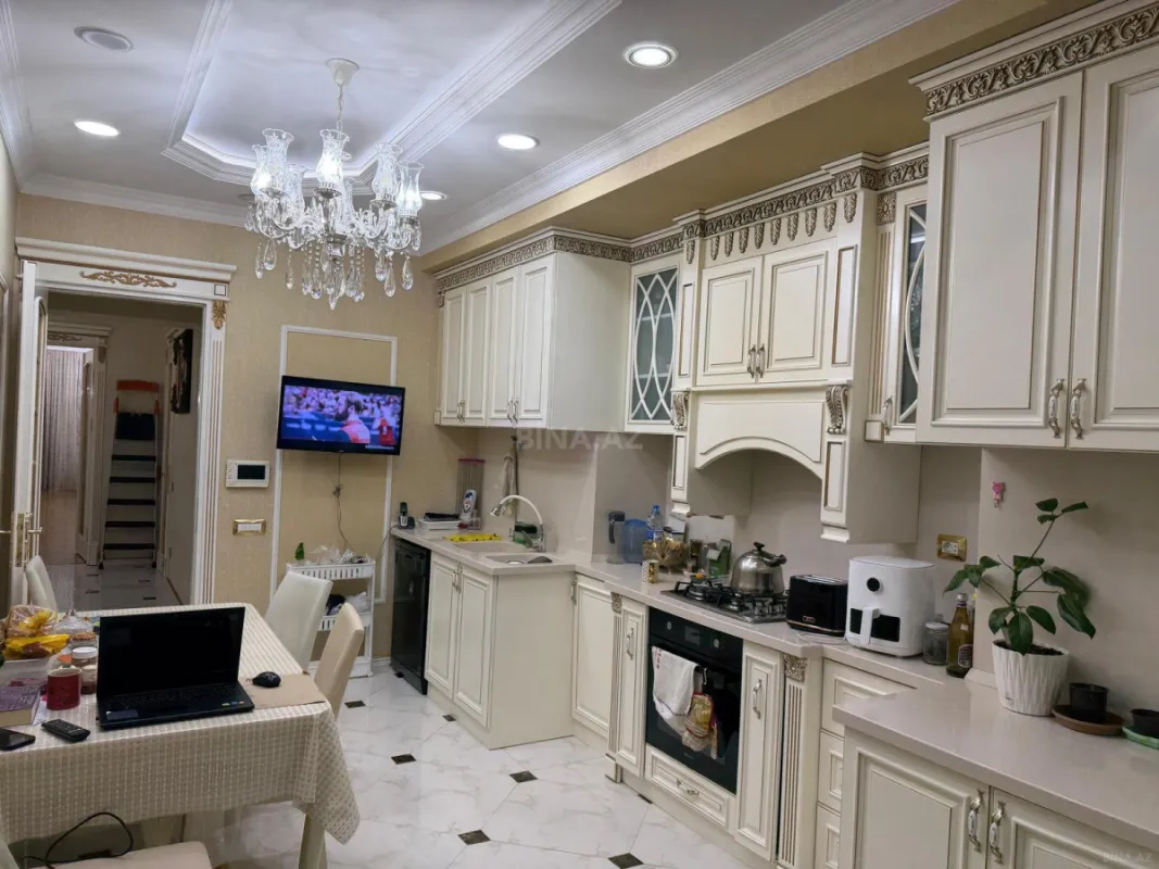 Satılır 4 otaqlı mənzil 180 m²