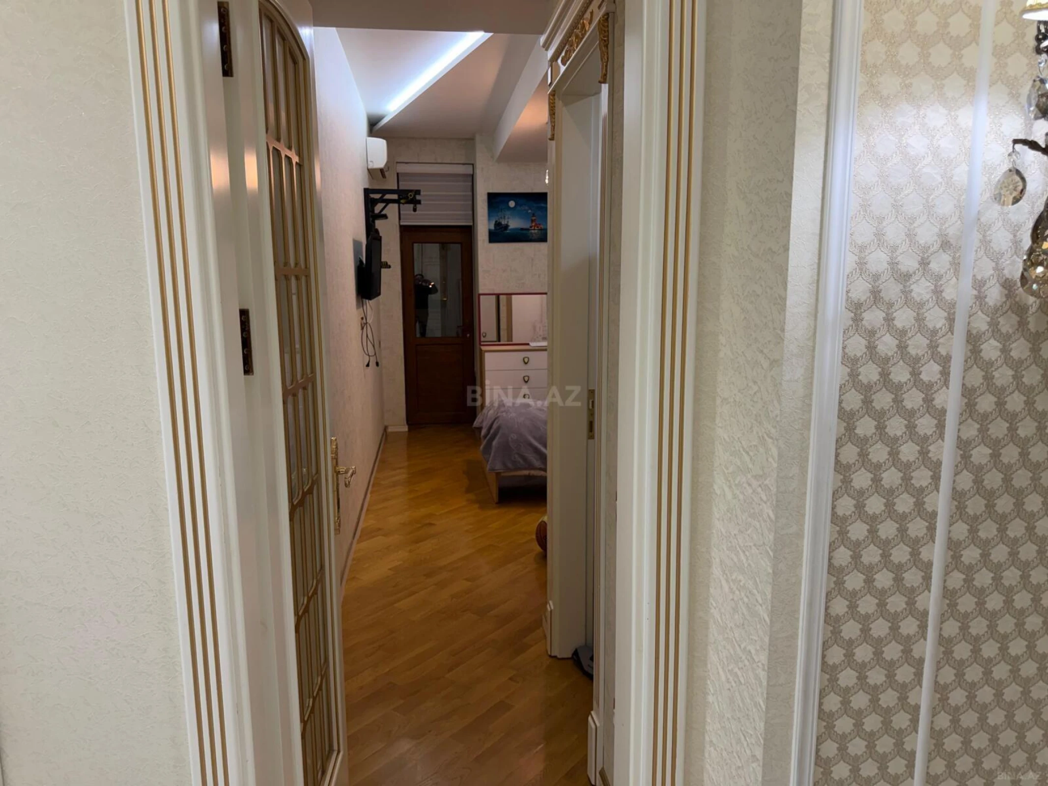 Satılır 4 otaqlı mənzil 180 m²