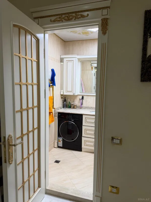Satılır 4 otaqlı mənzil 180 m²