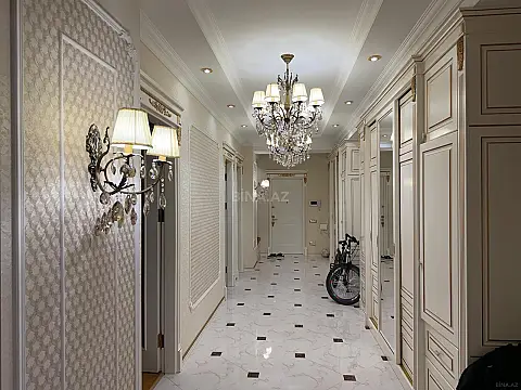 Satılır 4 otaqlı mənzil 180 m²