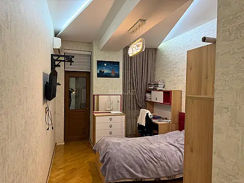 Satılır 4 otaqlı mənzil 180 m²