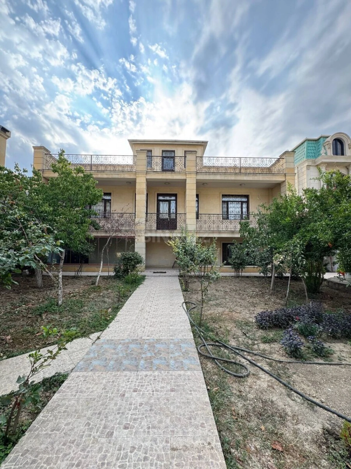 Satılır 9 otaqlı həyət evi 420 m²