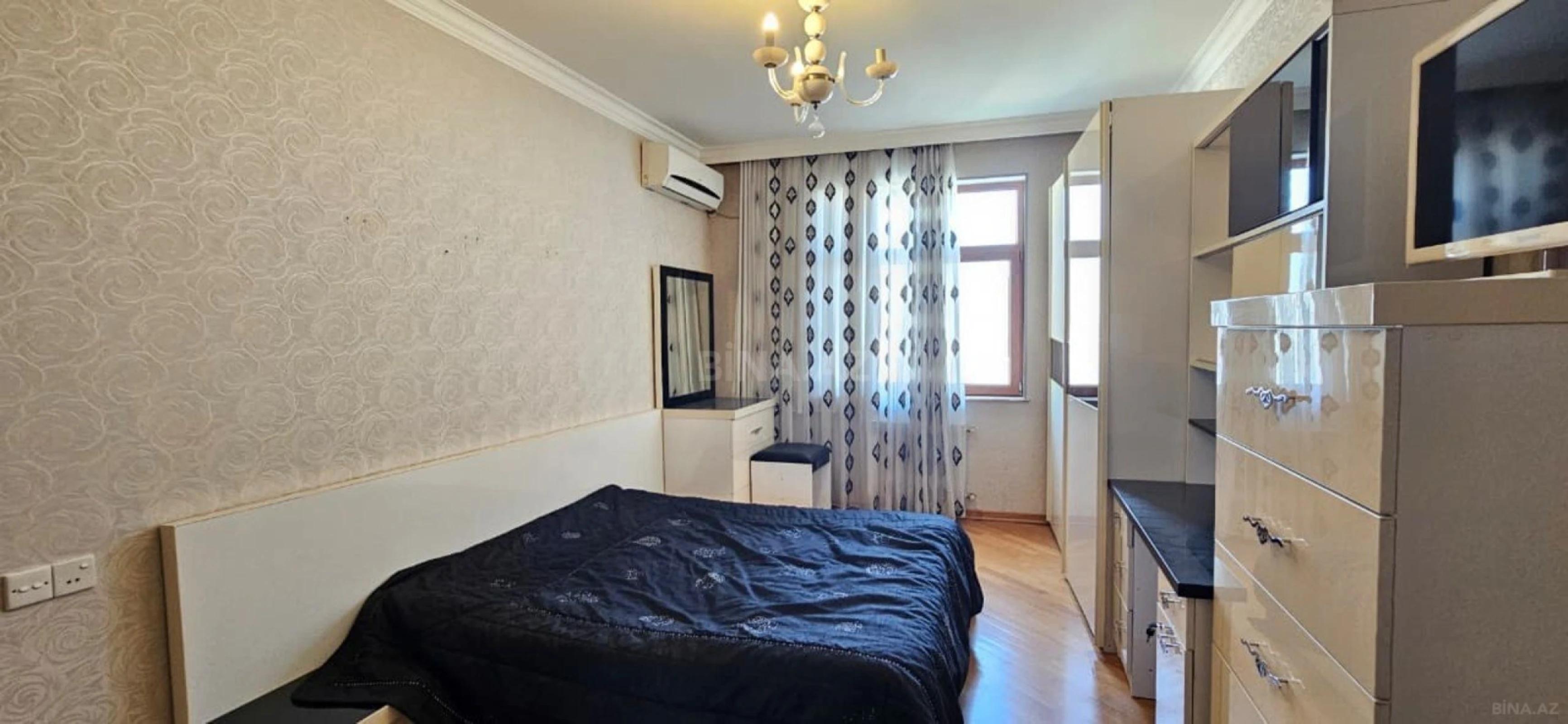 Satılır 4 otaqlı mənzil 176 m²