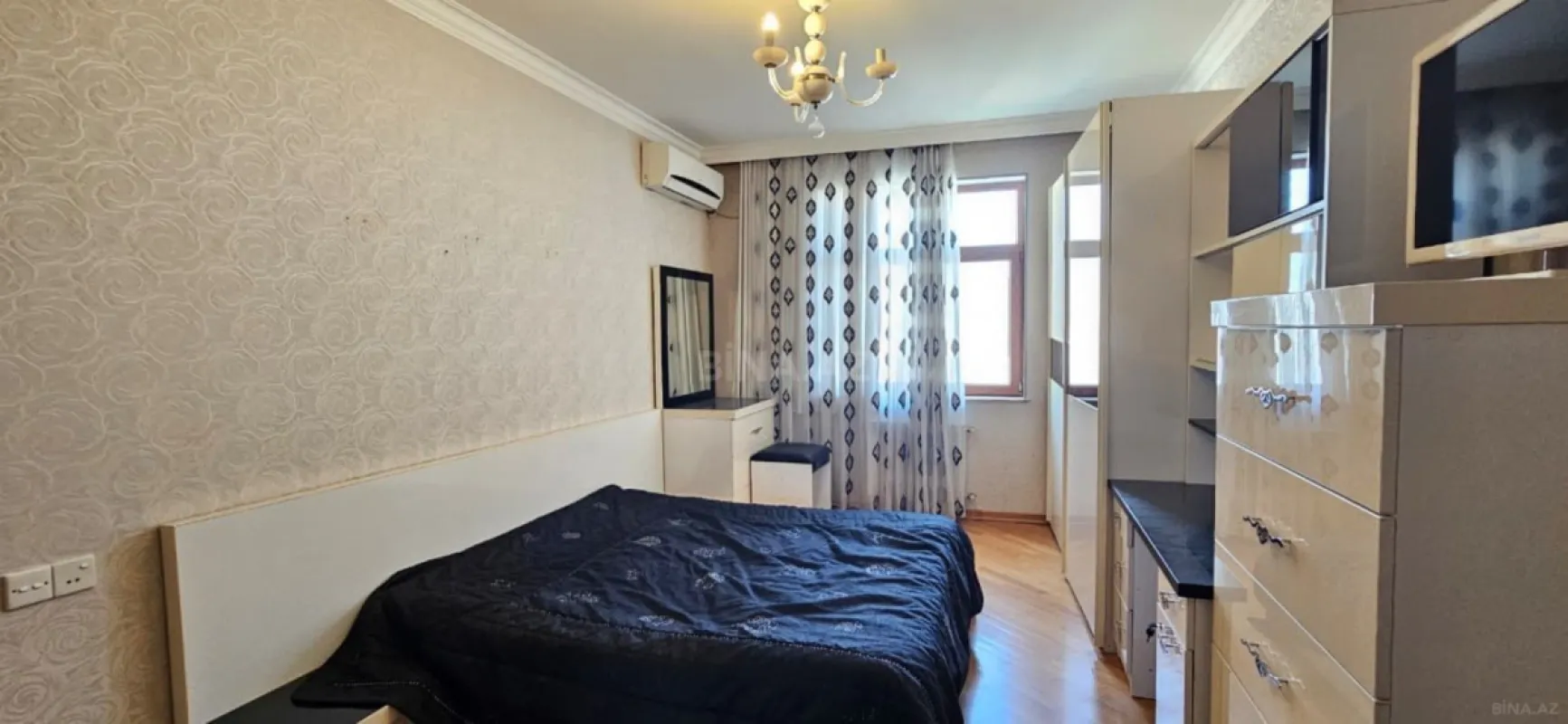 Satılır 4 otaqlı mənzil 176 m²