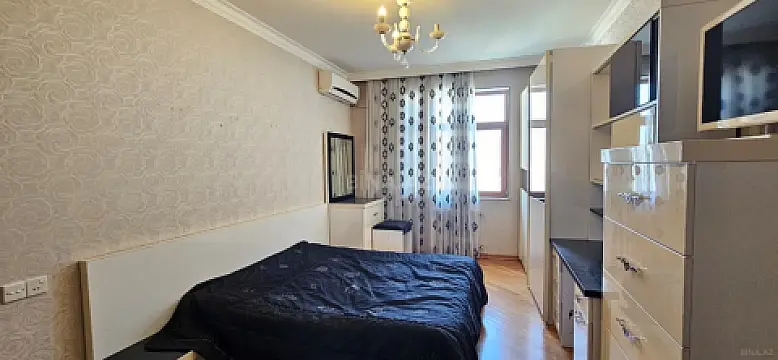 Satılır 4 otaqlı mənzil 176 m²