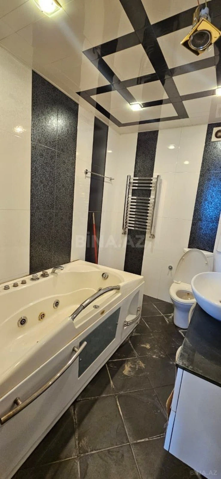 Satılır 4 otaqlı mənzil 176 m²