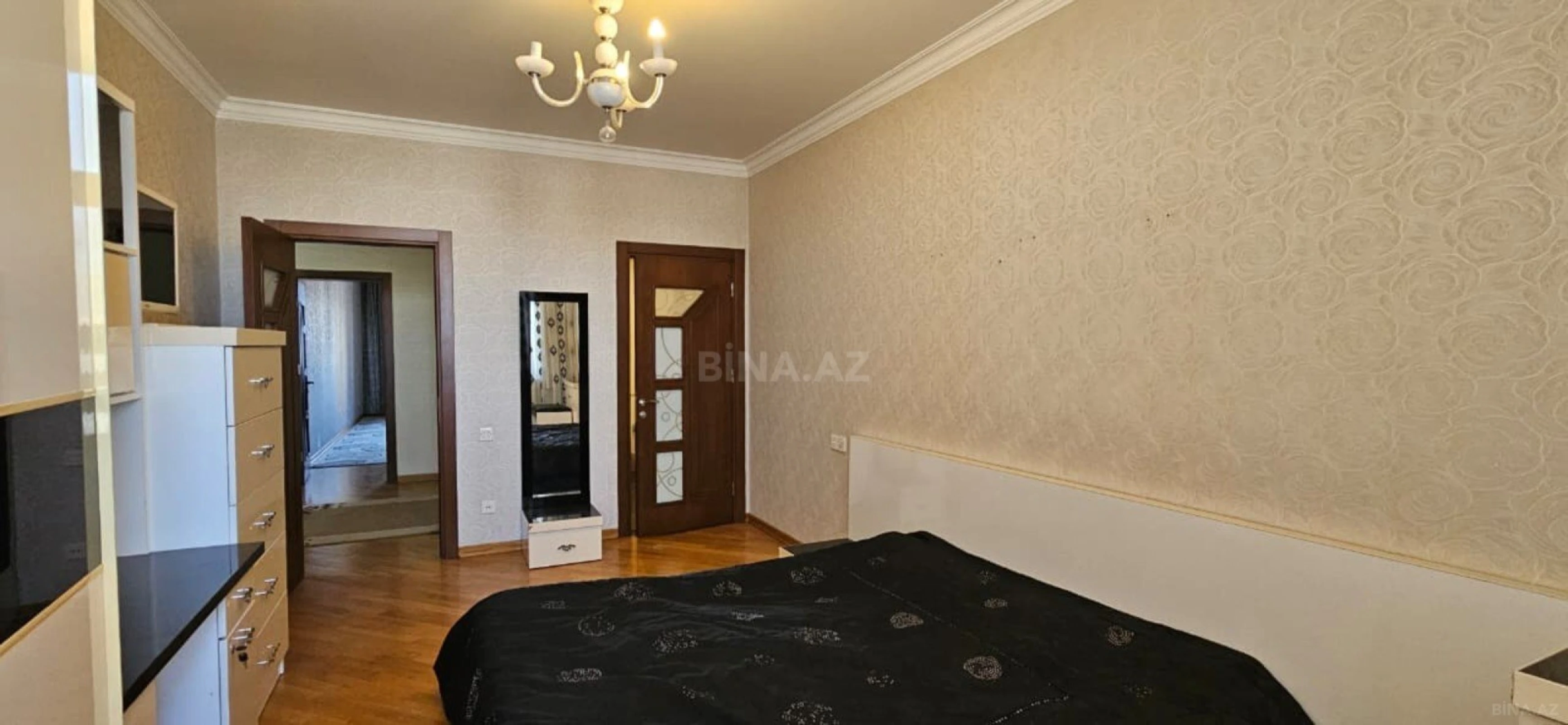 Satılır 4 otaqlı mənzil 176 m²
