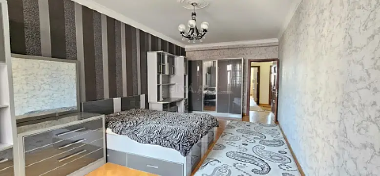 Satılır 4 otaqlı mənzil 176 m²