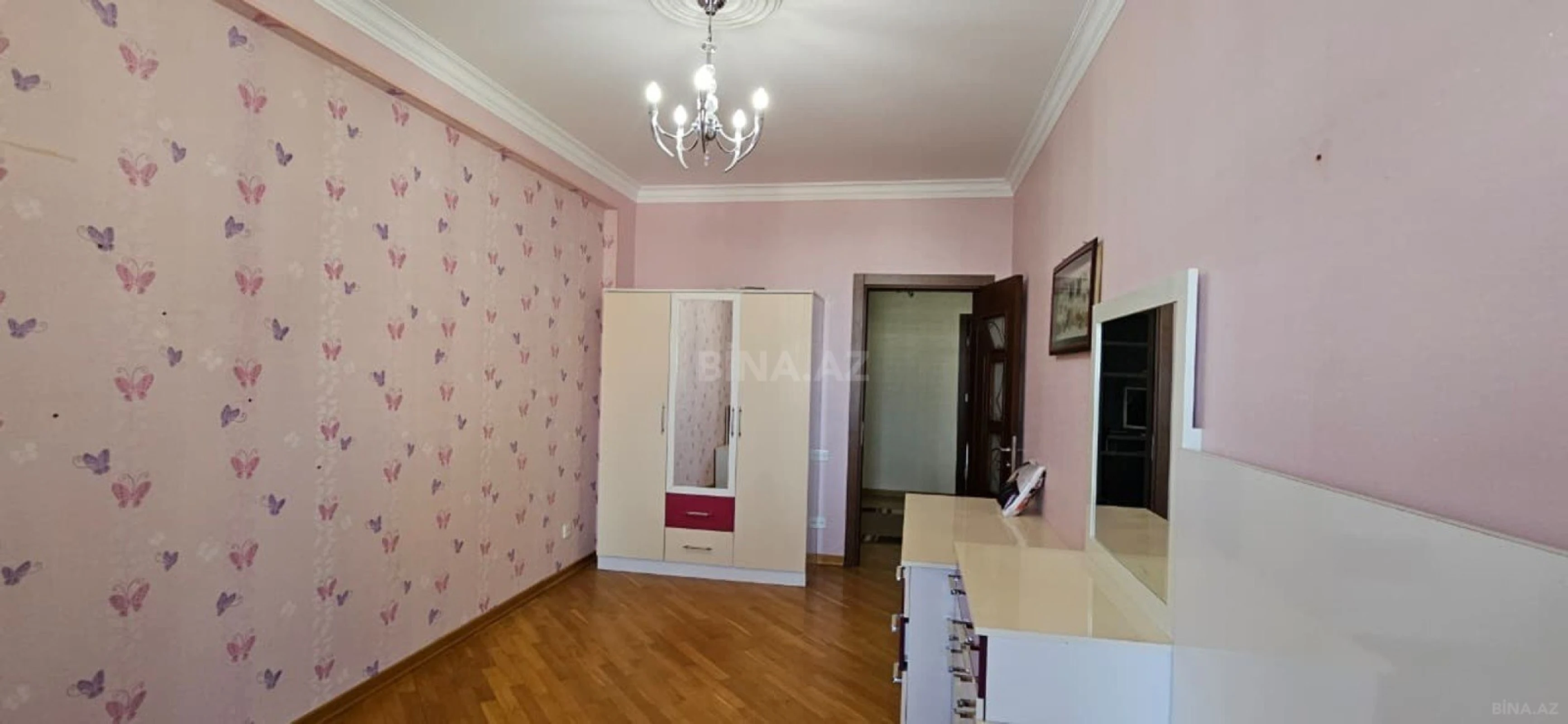 Satılır 4 otaqlı mənzil 176 m²