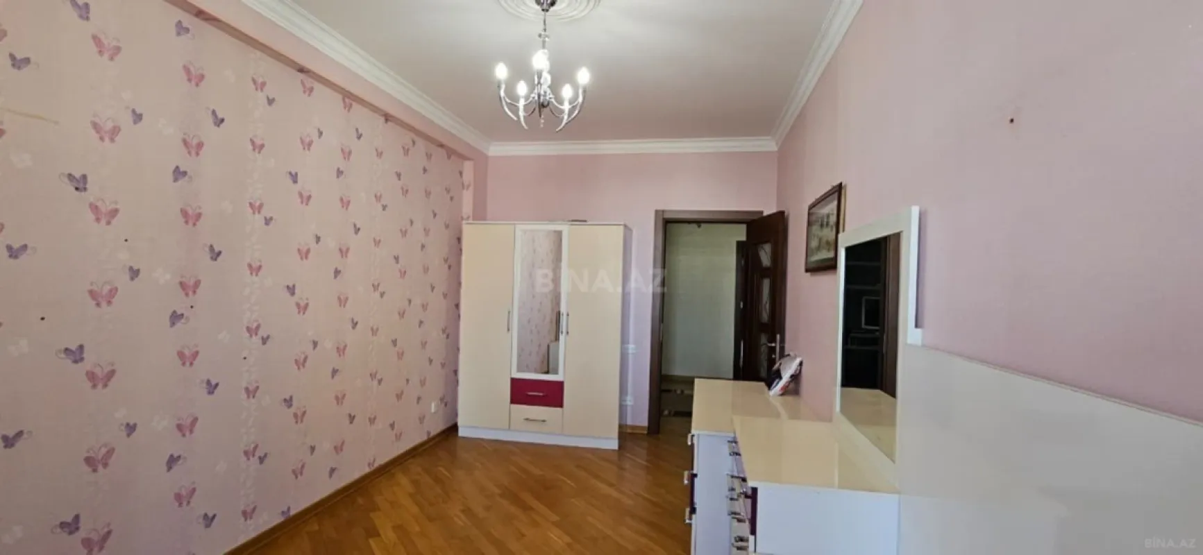 Satılır 4 otaqlı mənzil 176 m²