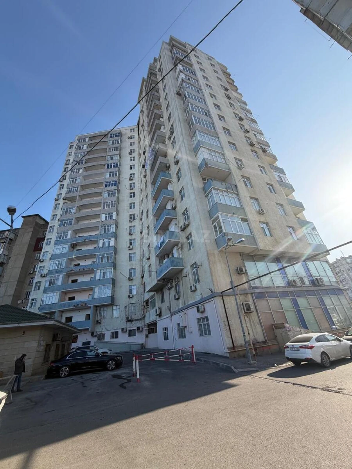 Satılır 4 otaqlı mənzil 203 m²