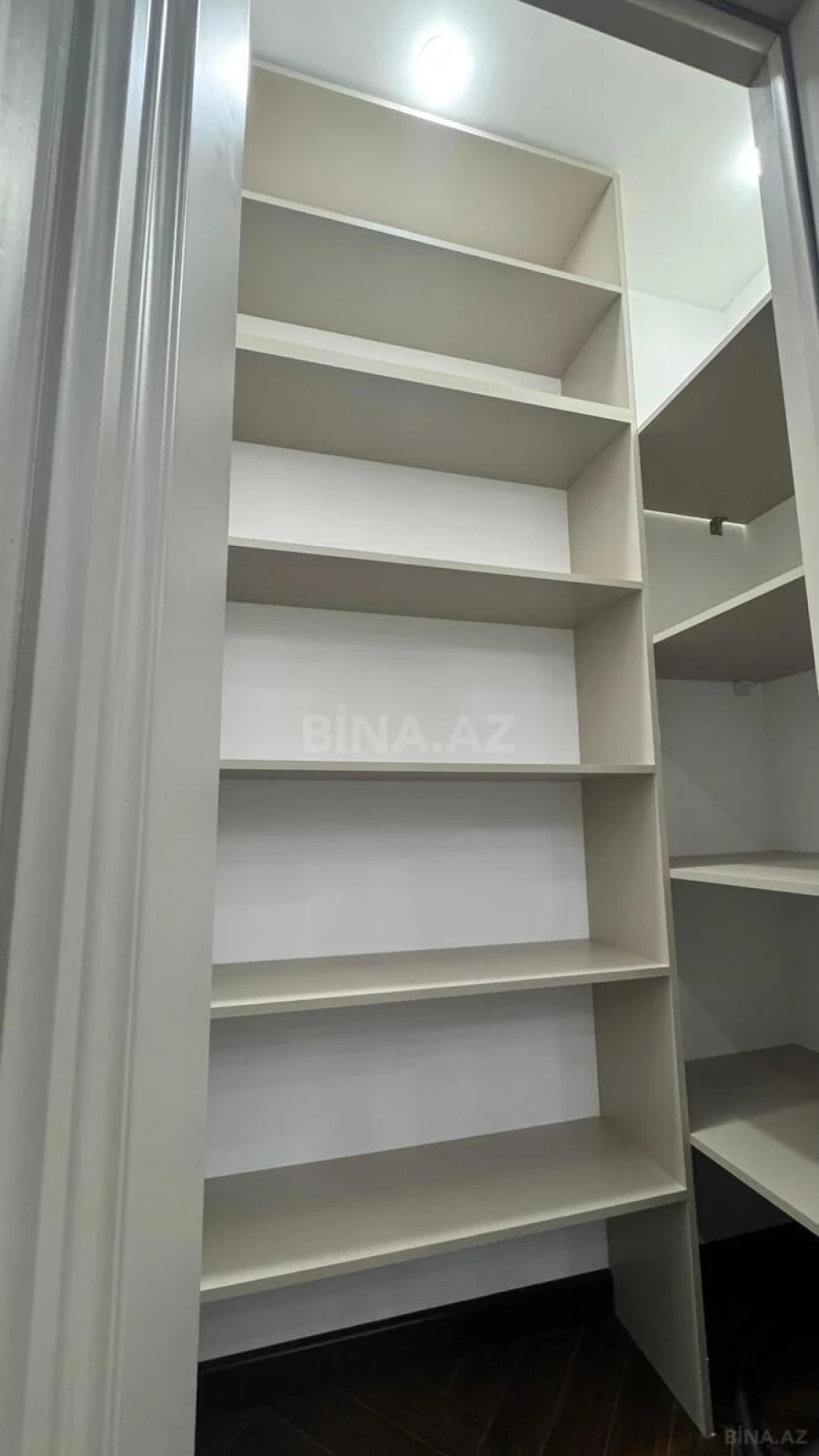 Satılır 3 otaqlı mənzil 148 m²