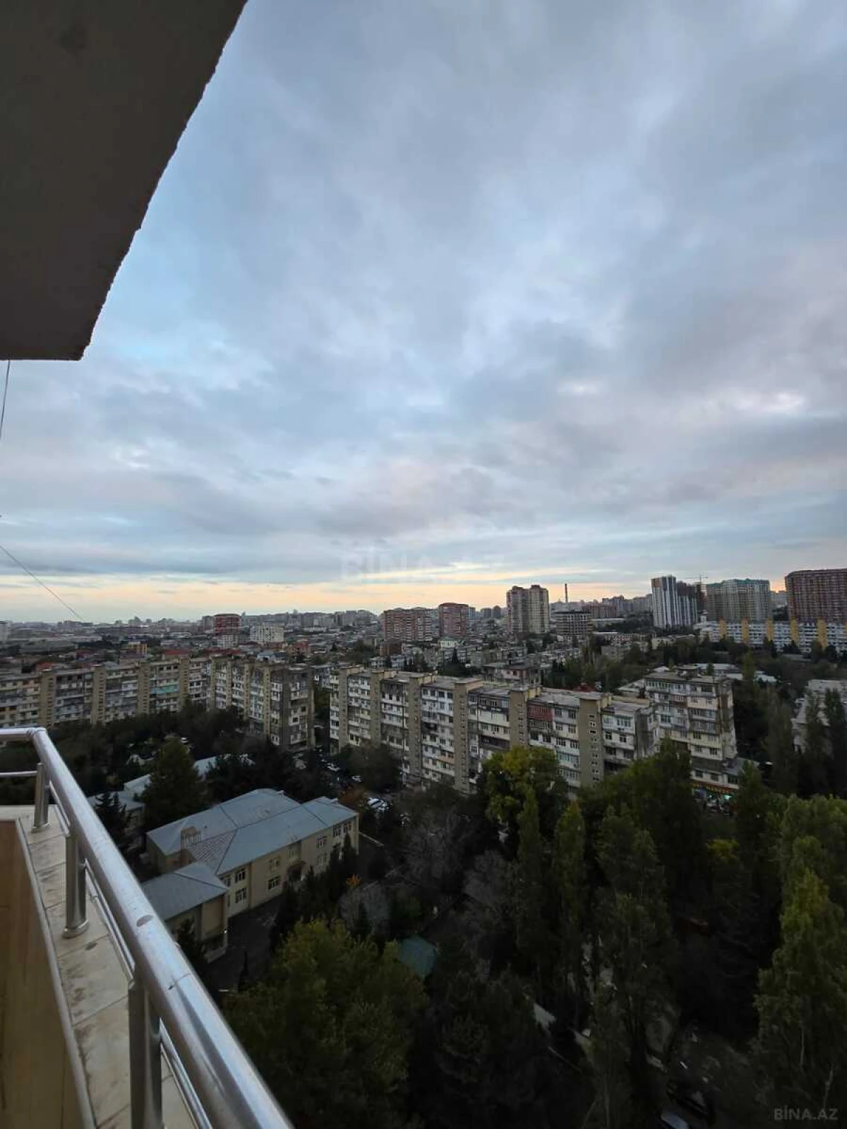 Satılır 3 otaqlı mənzil 122 m²