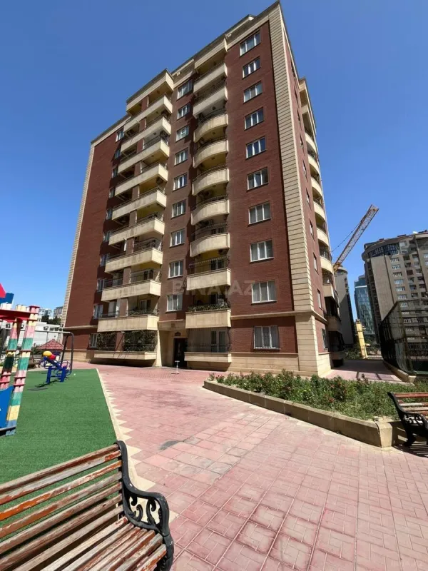 Satılır 4 otaqlı mənzil 187 m²