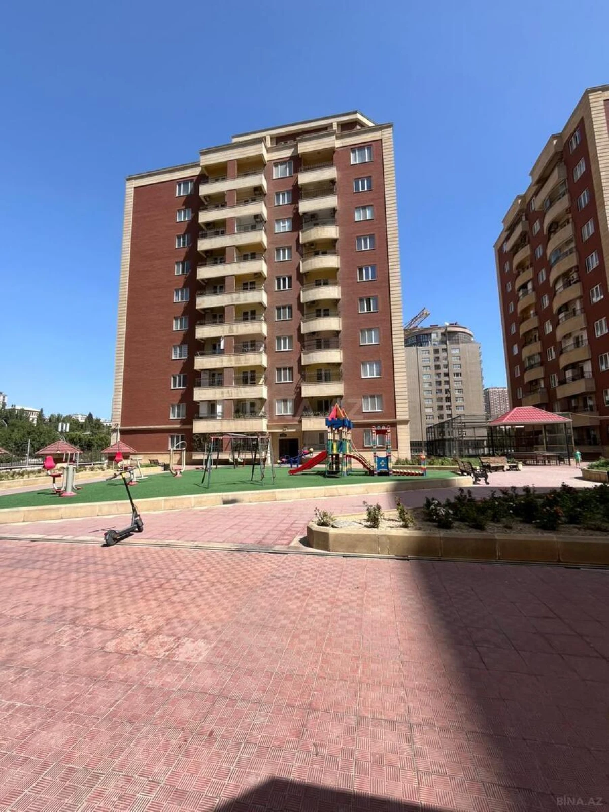 Satılır 4 otaqlı mənzil 187 m²