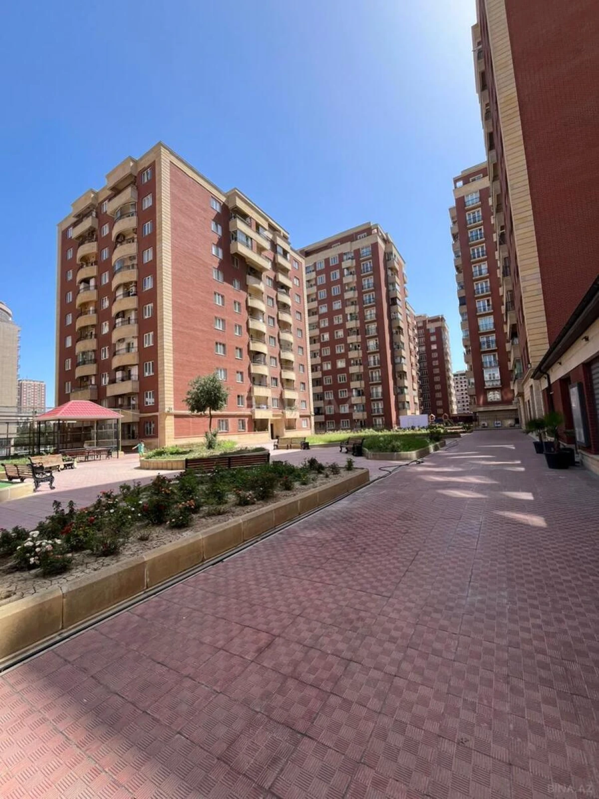 Satılır 4 otaqlı mənzil 187 m²