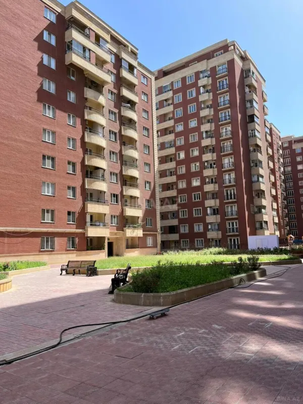 Satılır 4 otaqlı mənzil 187 m²