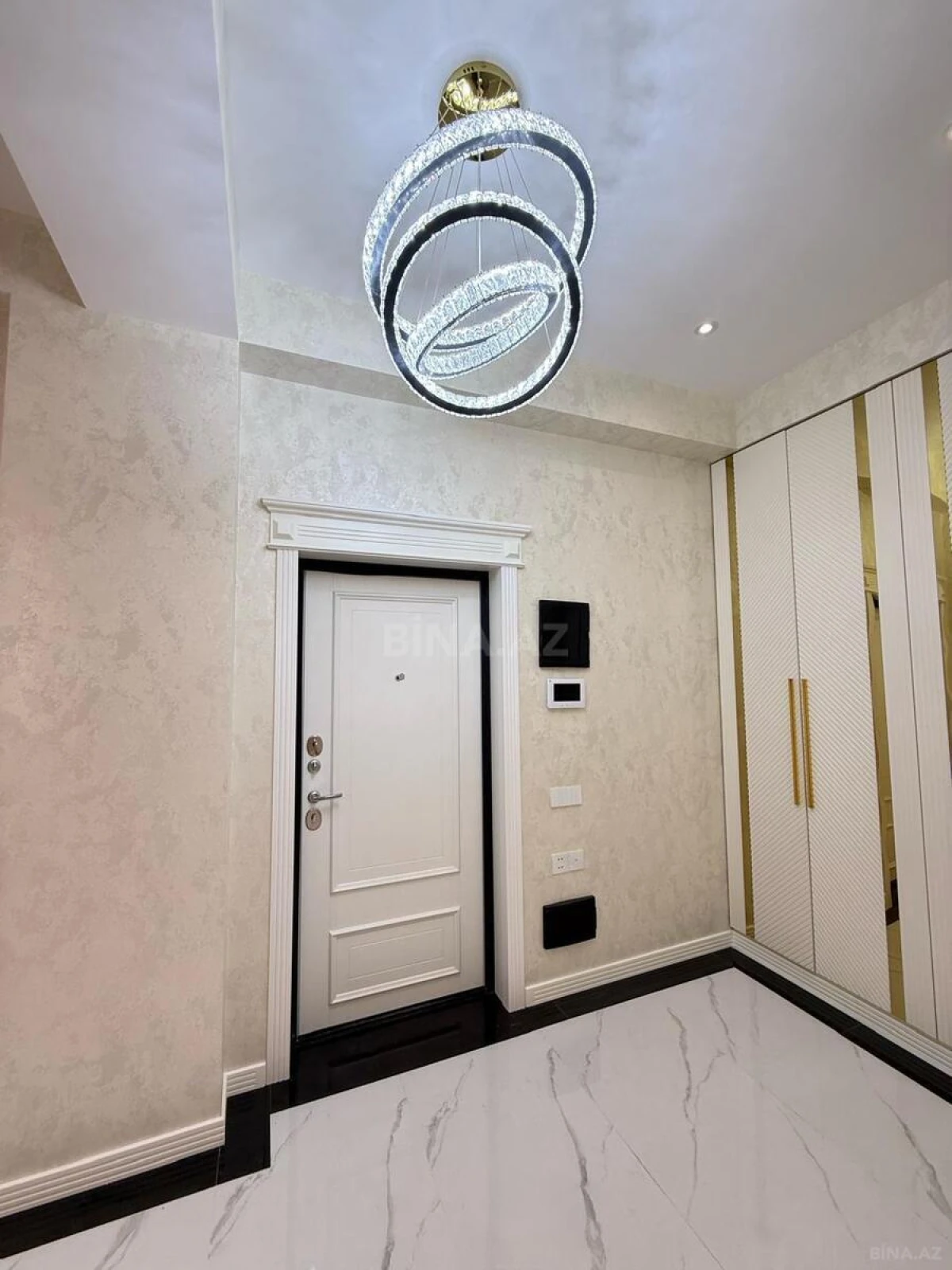 Satılır 3 otaqlı mənzil 105 m²