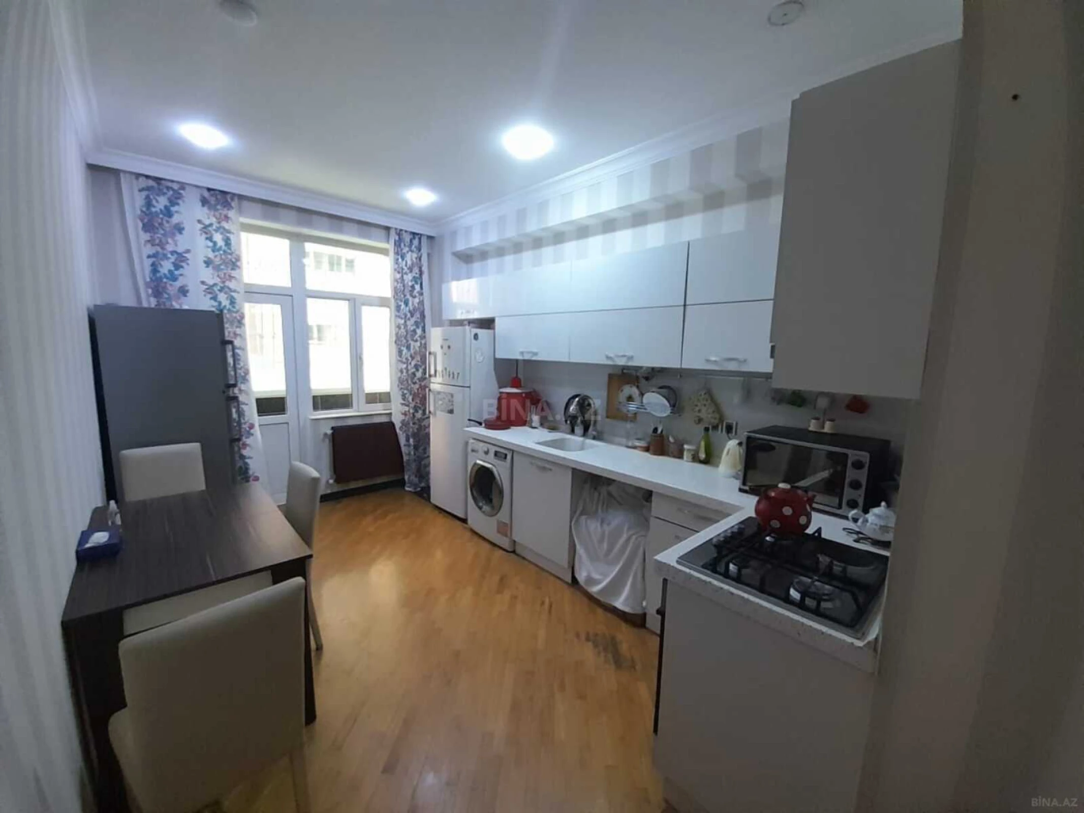 Satılır 3 otaqlı mənzil 135 m²