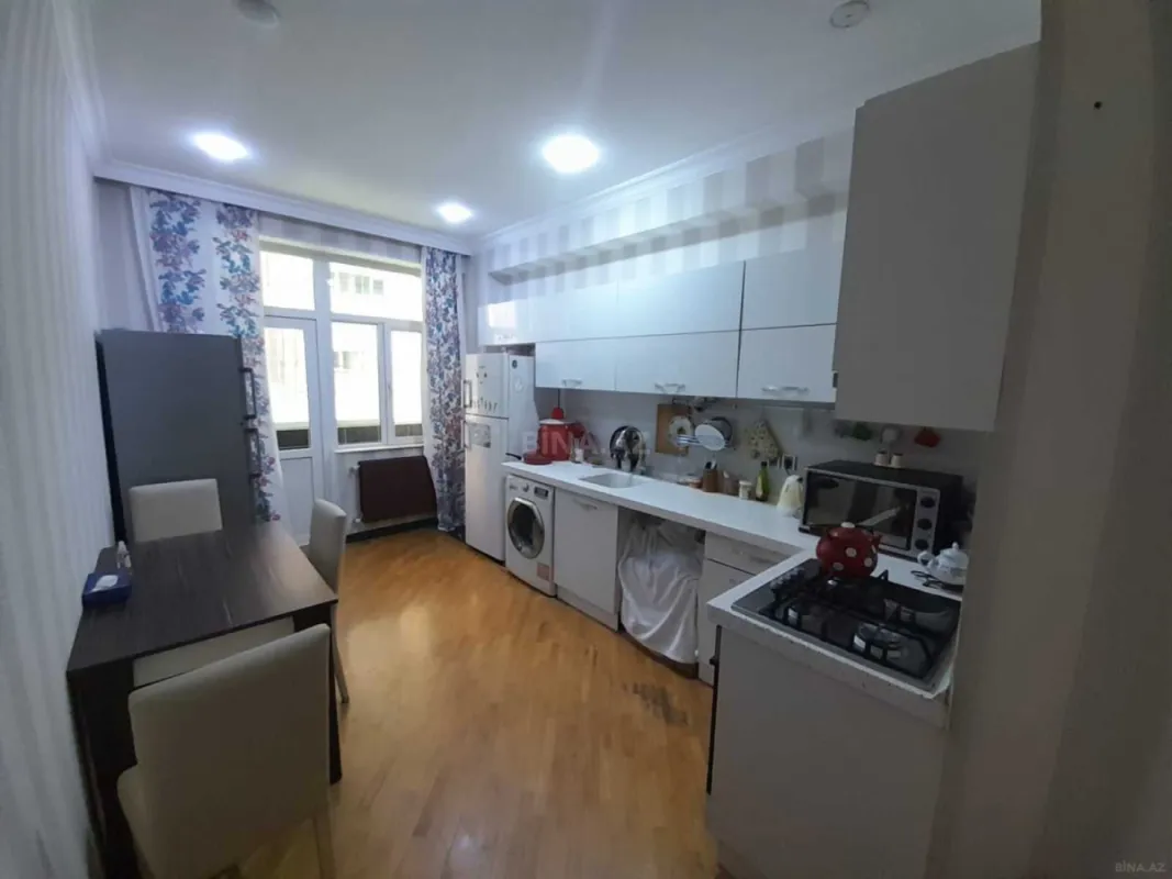 Satılır 3 otaqlı mənzil 135 m²