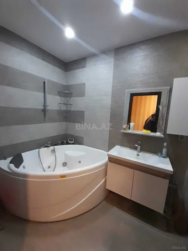 Satılır 3 otaqlı mənzil 135 m²