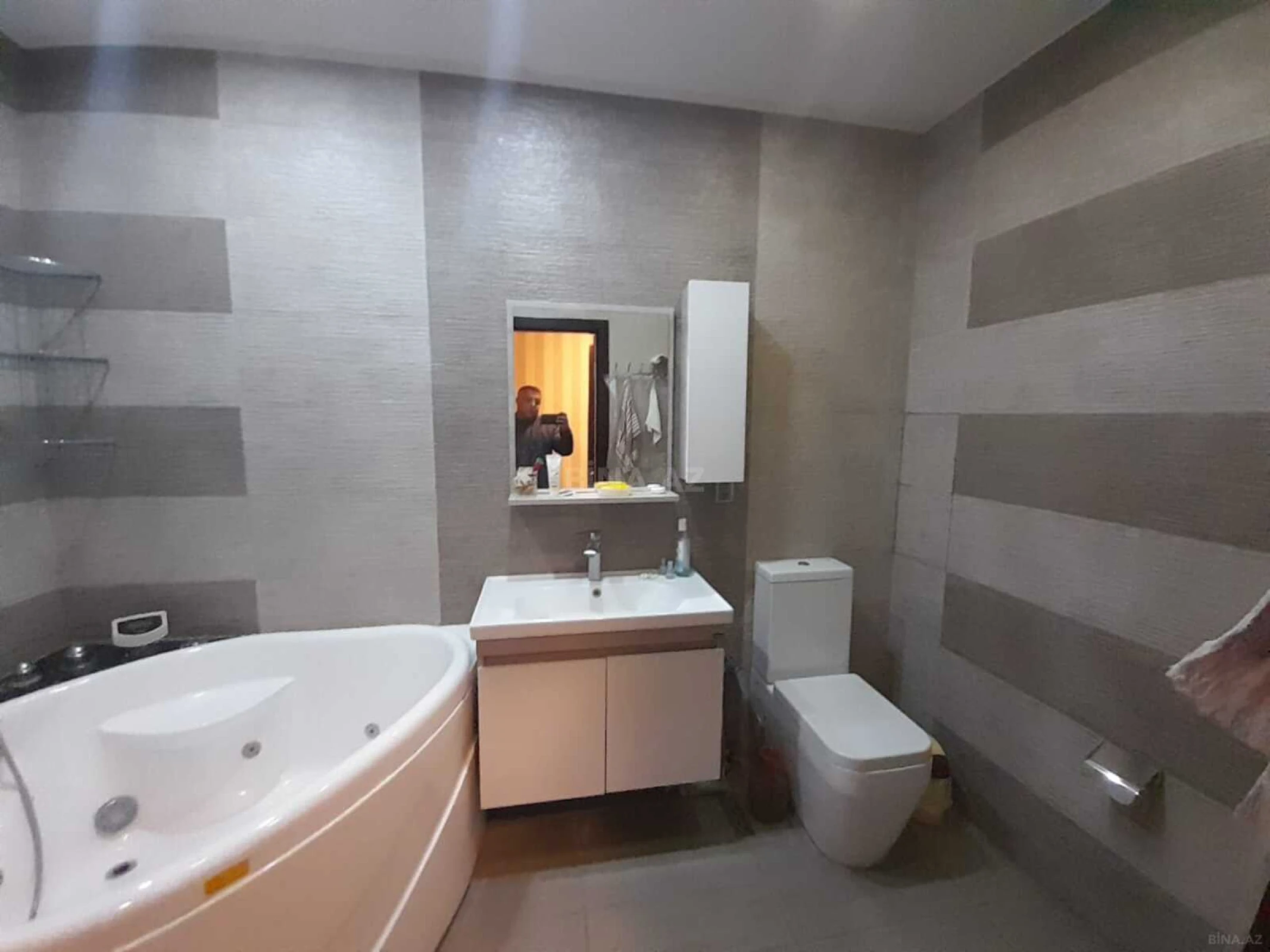 Satılır 3 otaqlı mənzil 135 m²