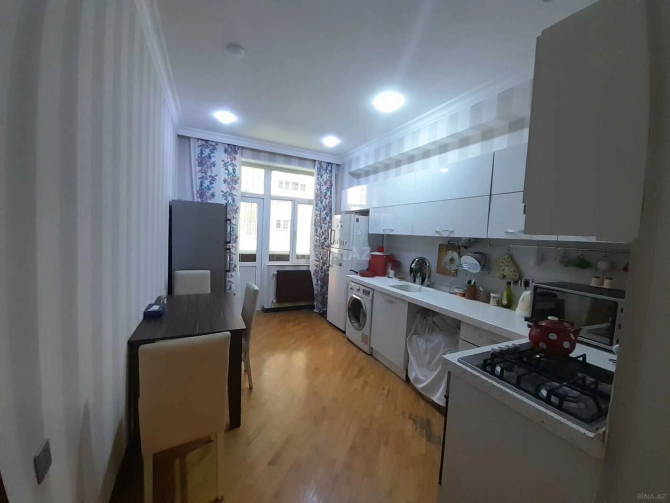Satılır 3 otaqlı mənzil 135 m²