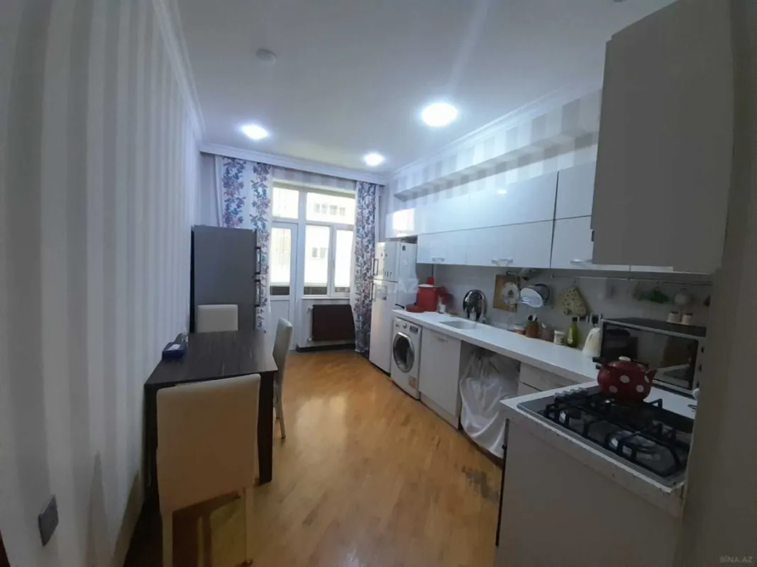 Satılır 3 otaqlı mənzil 135 m²